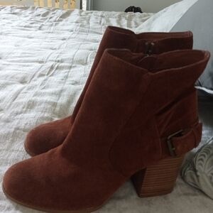 New...Sibica ...soft suede boots size 10 a classic rust ❤️